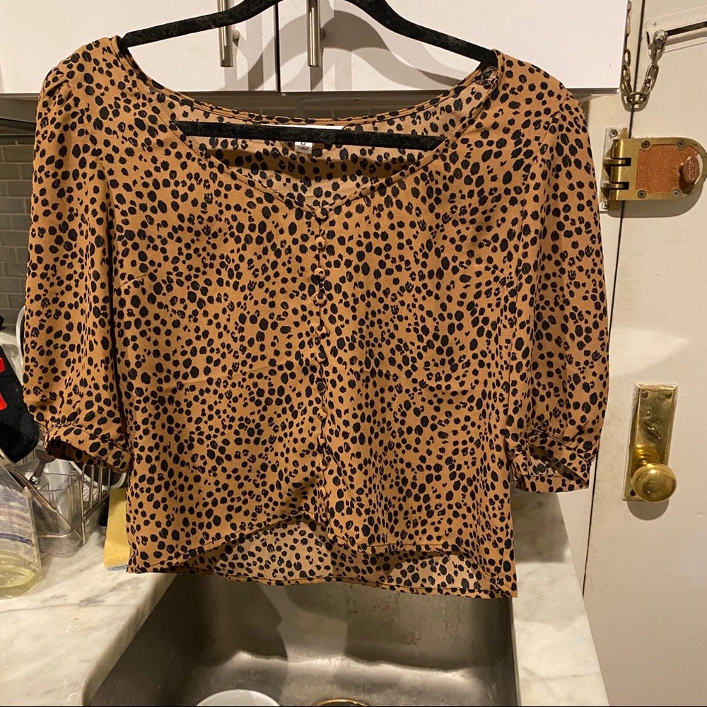 Leopard slight crop puff sleeve top